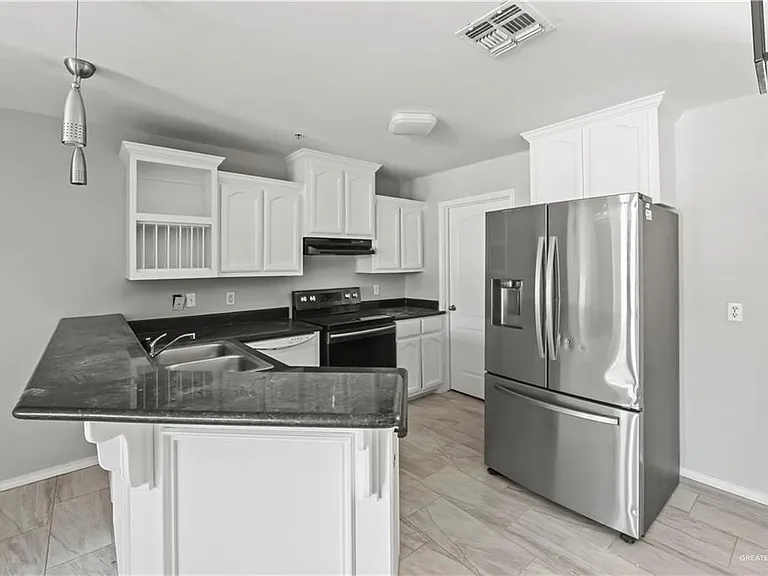 106 S 48th Ln — Photo 3