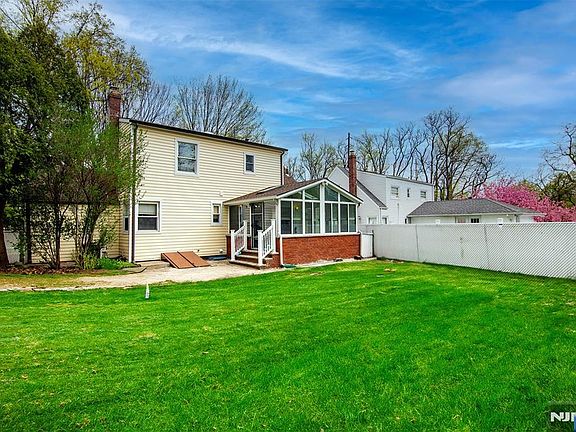 3rd image of 352 Billington Rd