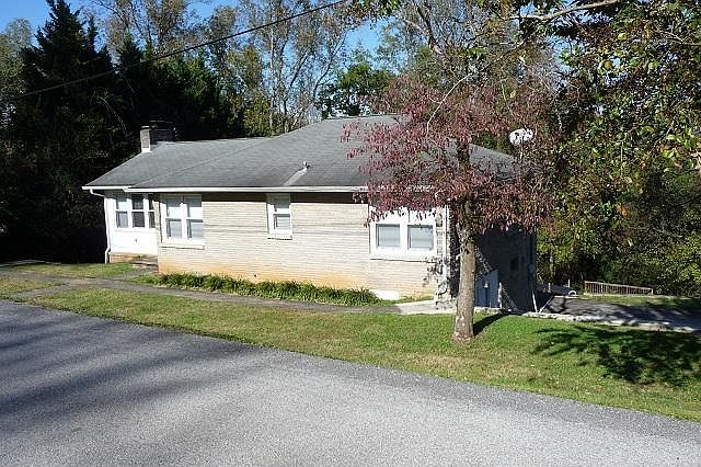 2nd image of 824 Sargent Dr