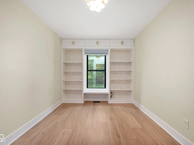 910 Williamsburg Ln — Photo 21