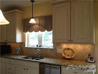 Closer view of stone backsplash and under-cabinet lighting!