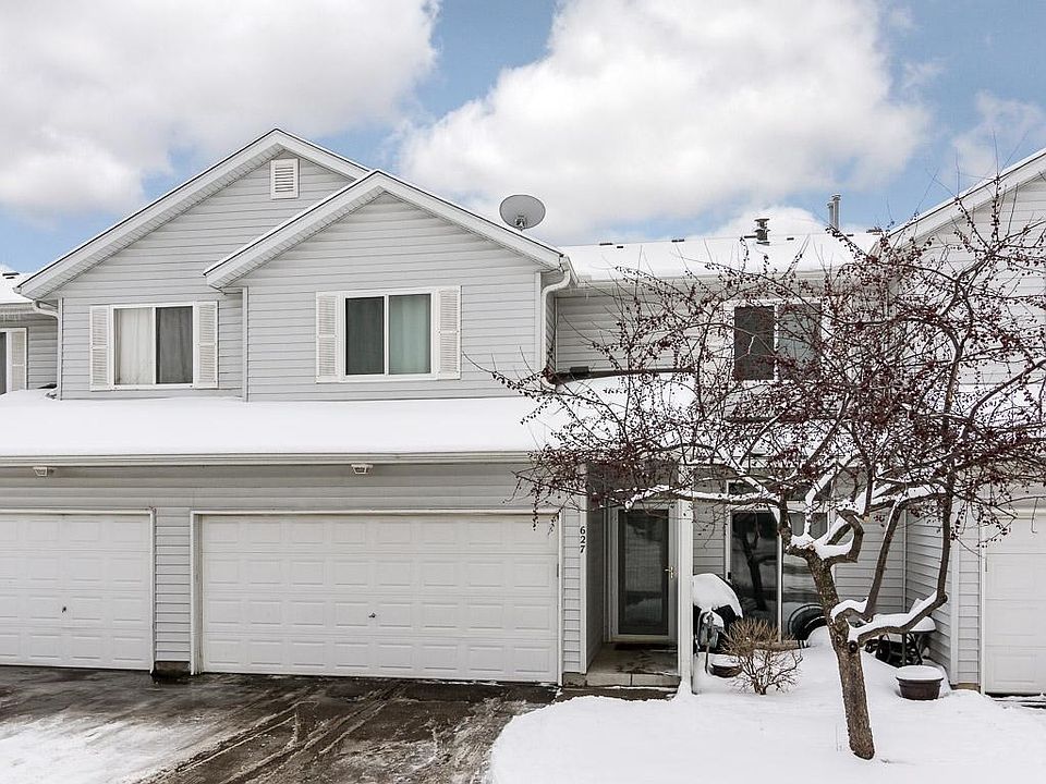This Shakopee townhome is convenient to Highway 169 and local shopping and restaurants.