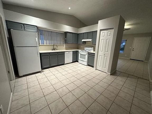 4th image of 5135 E Evergreen St Unit 1200