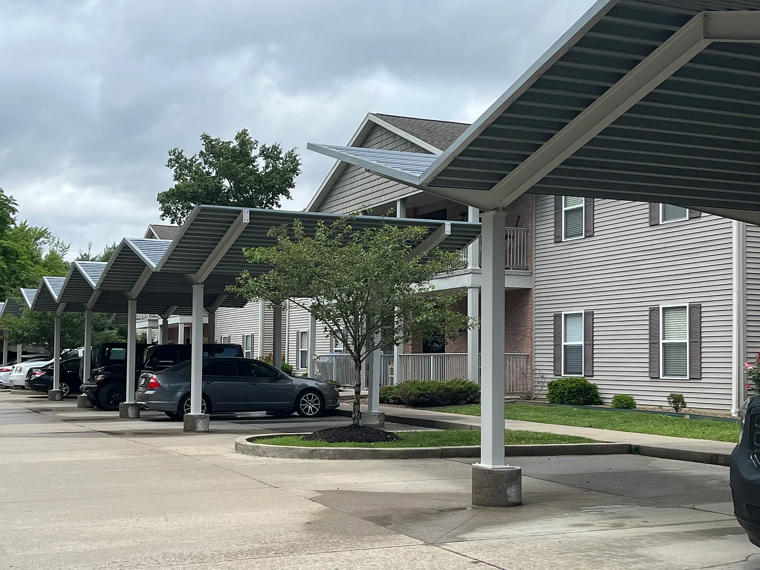 Weinbach Manor Apartments — Photo 1