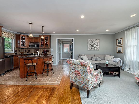 4th image of 216 Eldon Ct