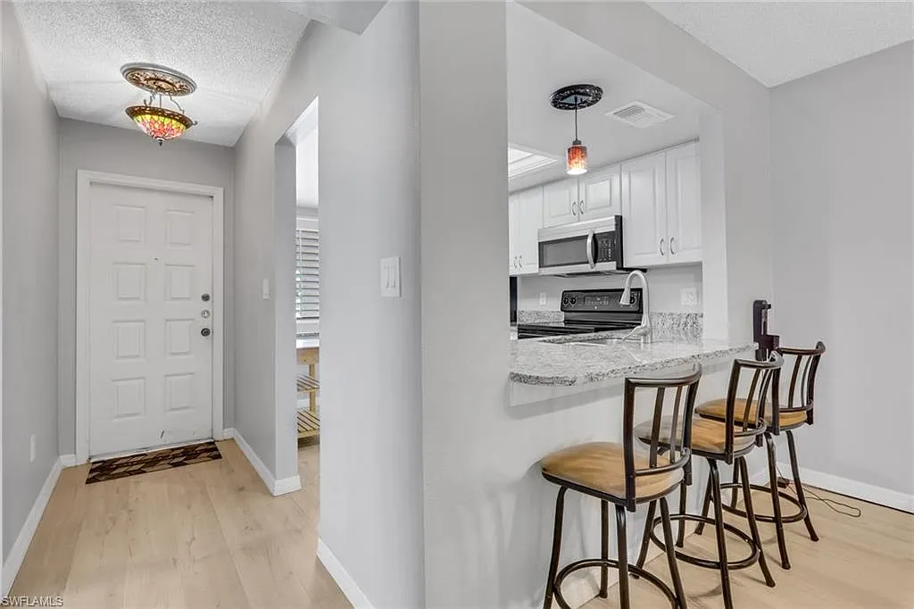 2 bed, 2.0 bath, 866 sqft, $2,100 — Photo 3