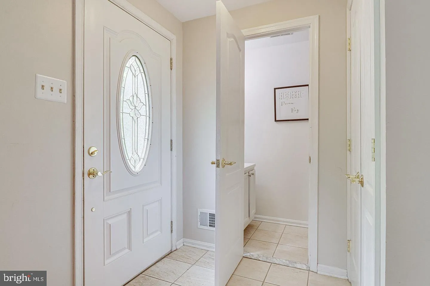 3 bed, 3.0 bath, 1056 sqft, $3,100 — Photo 2
