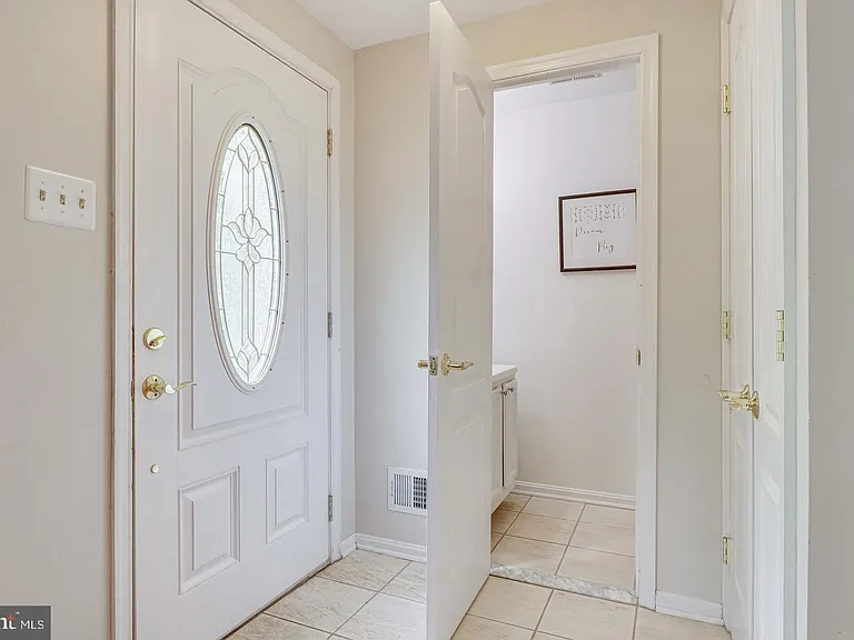 3005 Silent Valley Dr — Photo 2