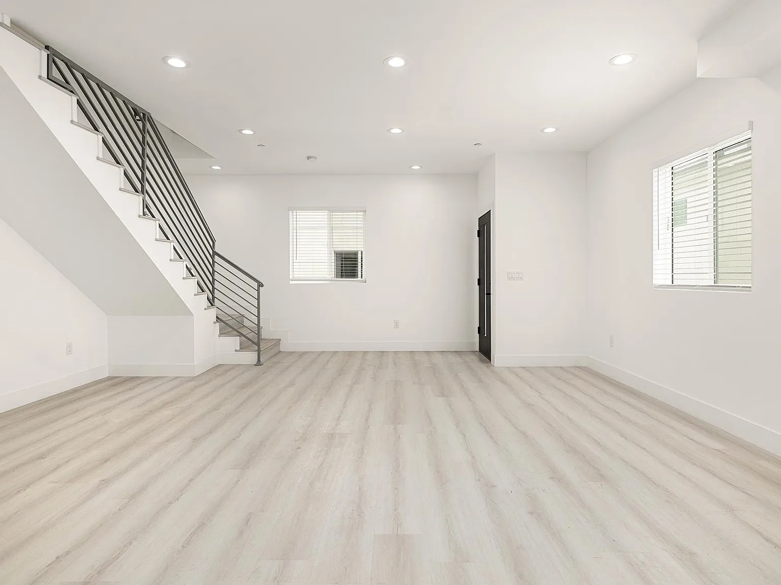 4 bed, 1750 sqft, $4,144 — Photo 2