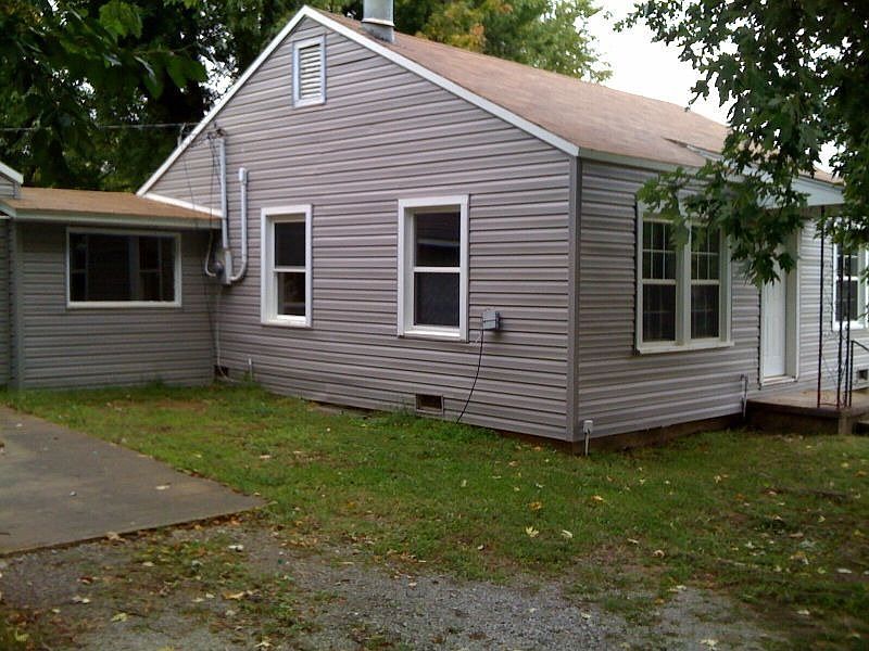 2nd image of 213 W 41st St