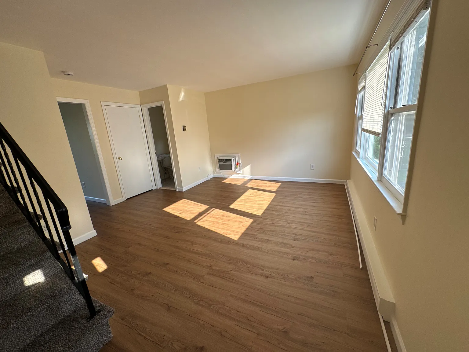 3 bed, 1.5 bath, 1400 sqft, $3,250 — Photo 4