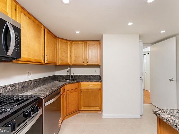 4th image of 1540 Northgate Sq APT 21B