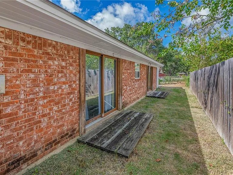902 Holik Dr — Photo 17