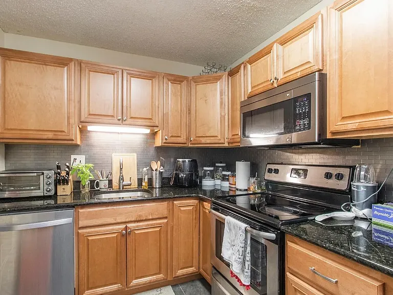 162 Woodstream Dr #5 — Photo 9