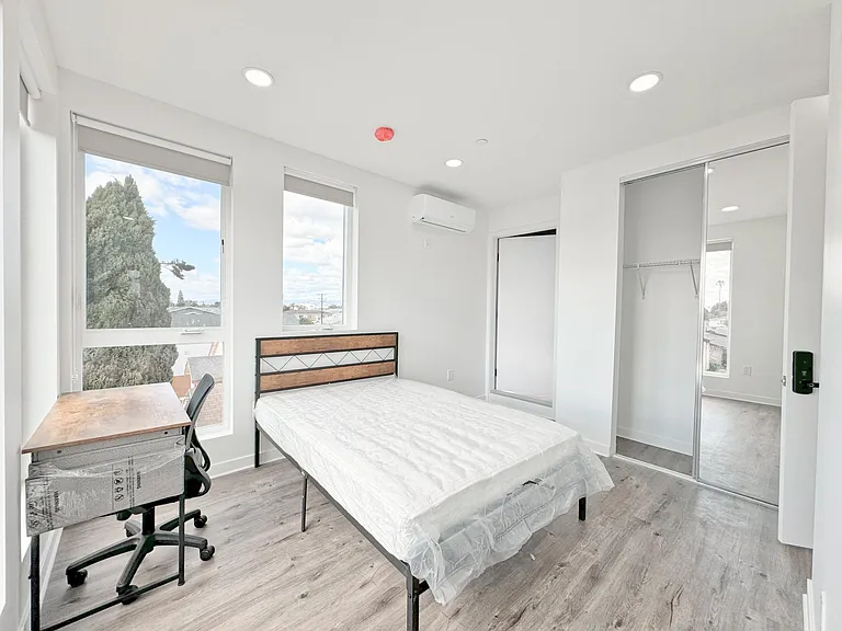 1165 W 39th St — Photo 21