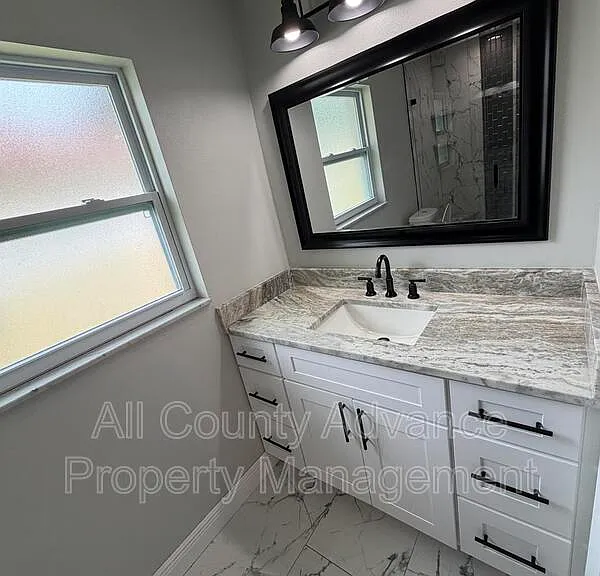 2320 Surrey Ln — Photo 13