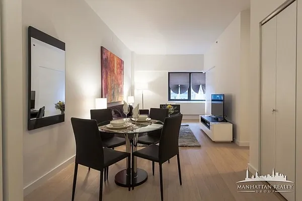 Rented by Manhattan Realty Group | media 2