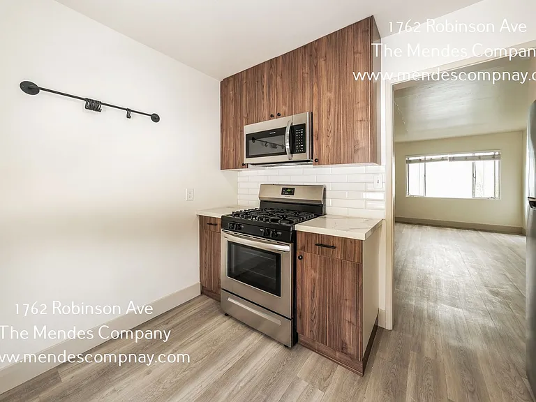 1762 Robinson Ave — Photo 3