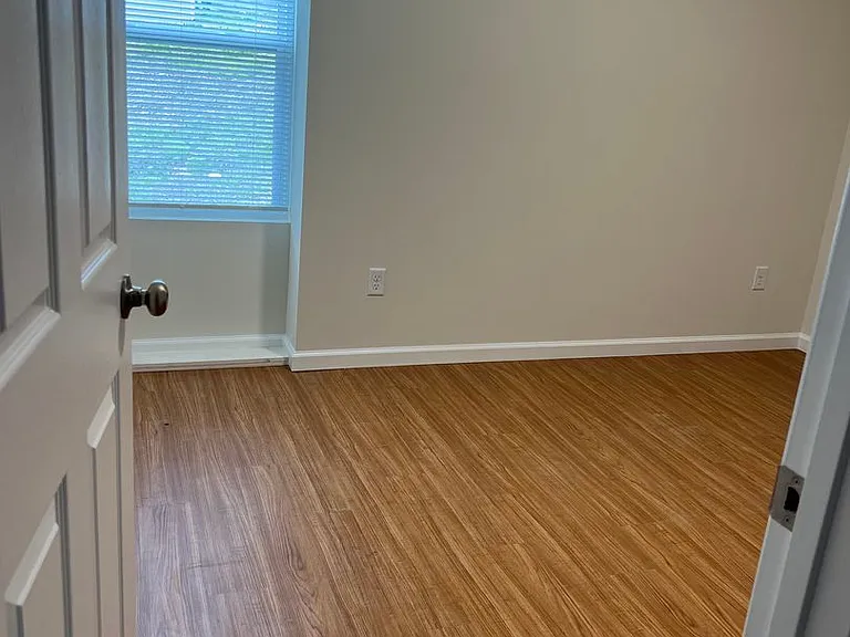 476 London Ct — Photo 4