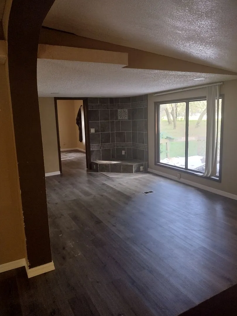 3 bedroom 2 bathroom Home on 2 1/5 acres — Photo 3