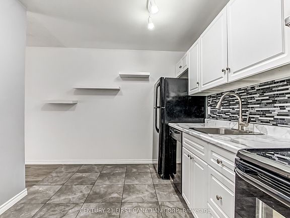 3rd image of 140 Conway Dr #6