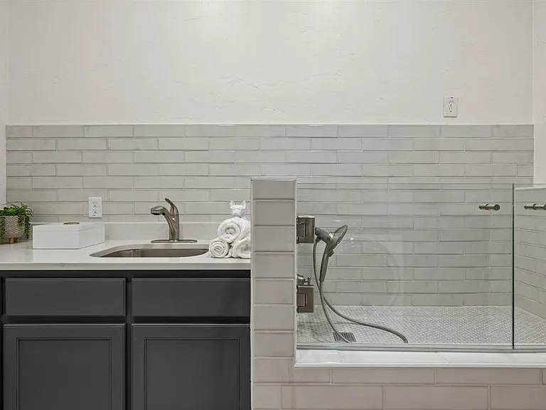 320 W Highland St — Photo 21