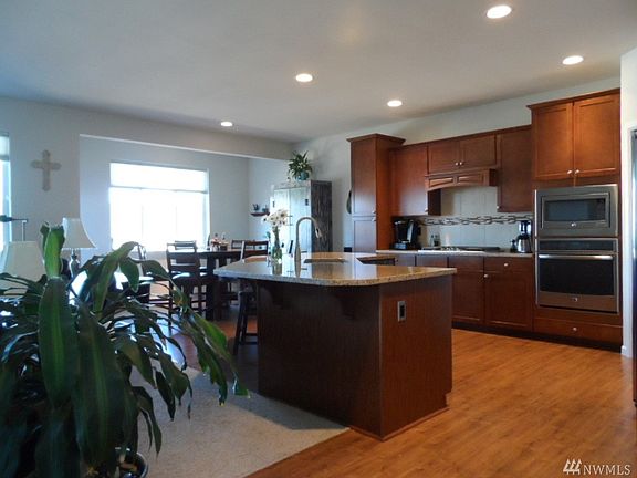 Beautiful kitchen with dining area comes with stainless steel appliances, large island/eating bar.