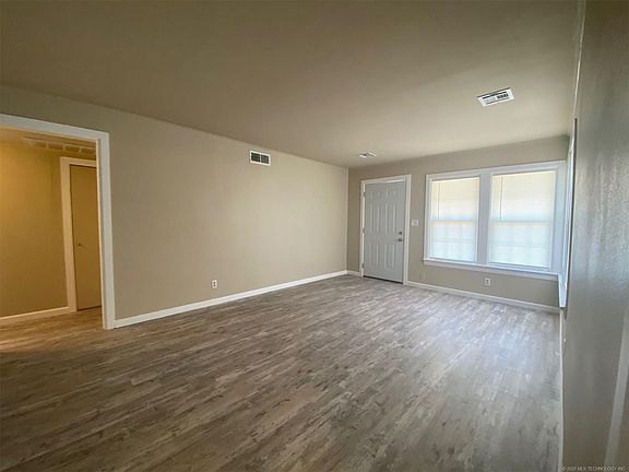 3rd image of 1547 S Knoxville Ave #C