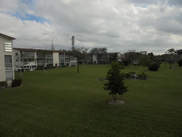 400 Brighton #400-J — Photo 16