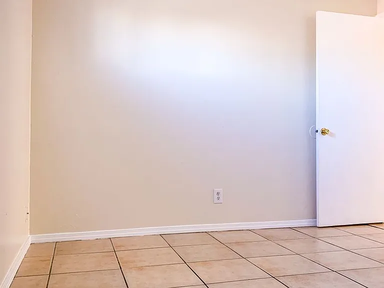 Spacious 2 Bedroom Apartment with Fireplace — Photo 28