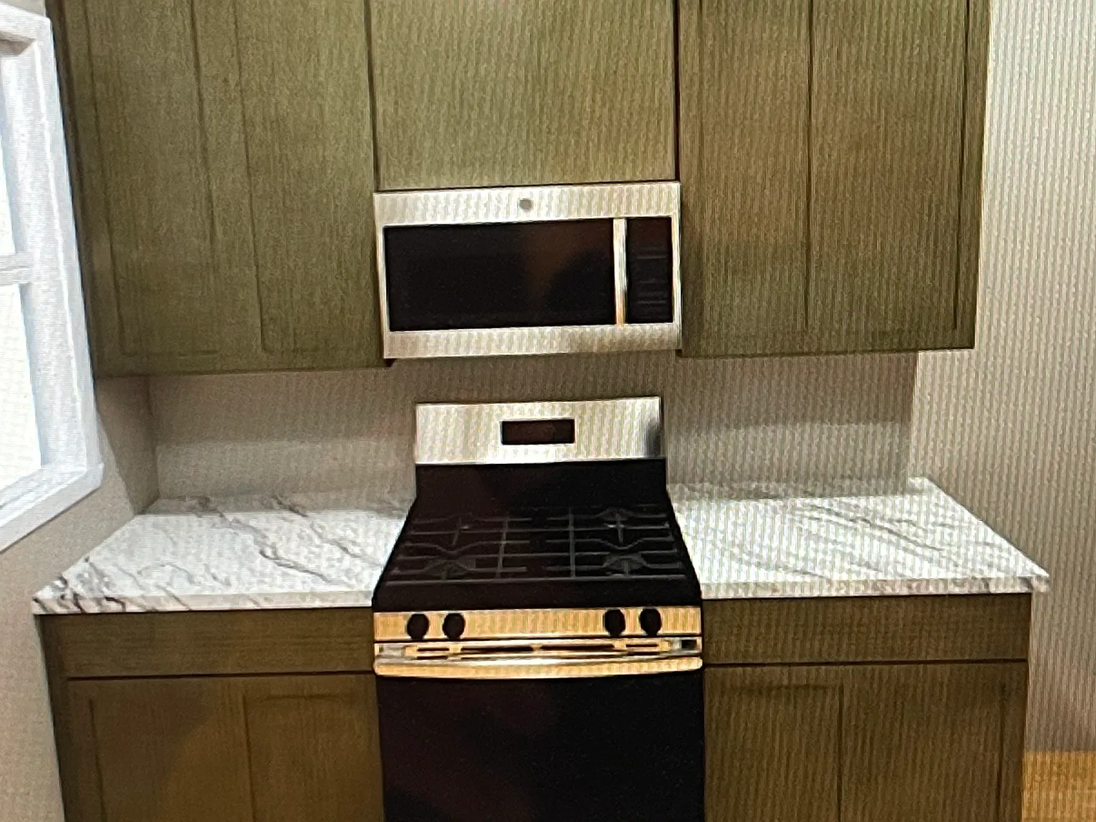 3 bed, 1200 sqft, $1,900 — Photo 2