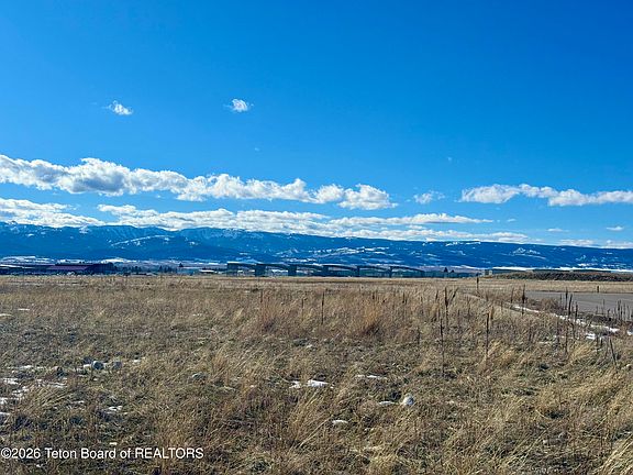 5th image of 1045 Pawnee Rd