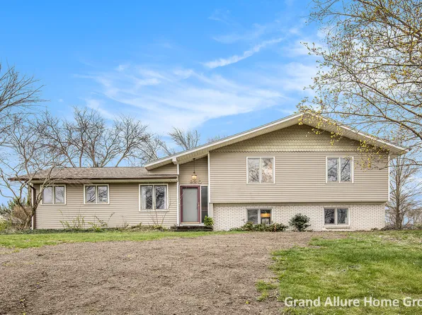 920 Crystal Dr, Jenison, MI 49428