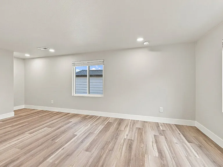 2201 W Warren Ave — Photo 11