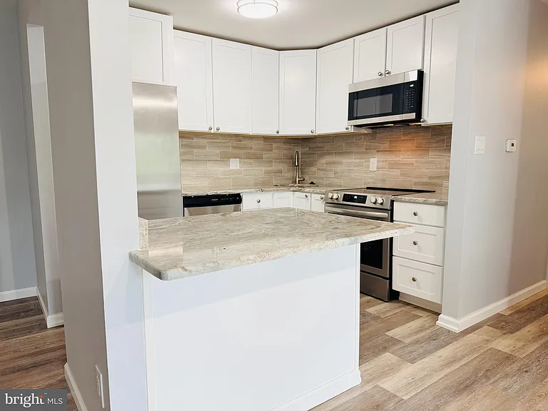 1008 Lindsey Ct — Photo 3