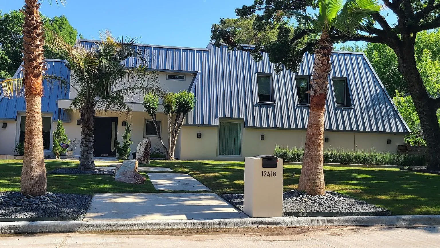 4 bed, 4.5 bath, 4044 sqft, $11,000 — Photo 1