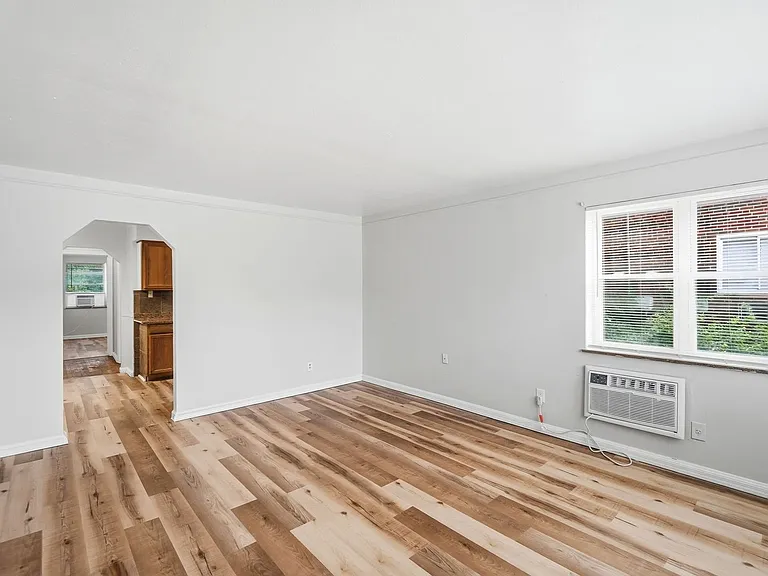 Cozy Apartment Building in Reading District! — Photo 9