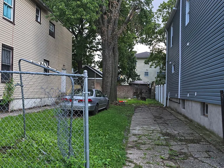 244 Leslie St #3 — Photo 8