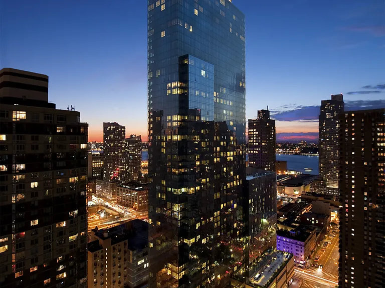 450 W 42nd St — Photo 9