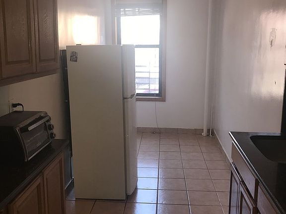 4th image of 2352 33rd St APT 4A