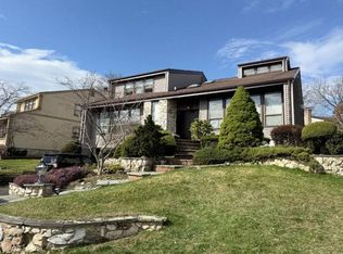 28 Crest Hollow Ln, Albertson, NY 11507