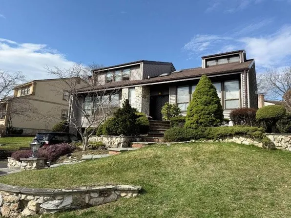 28 Crest Hollow Ln, Albertson, NY 11507