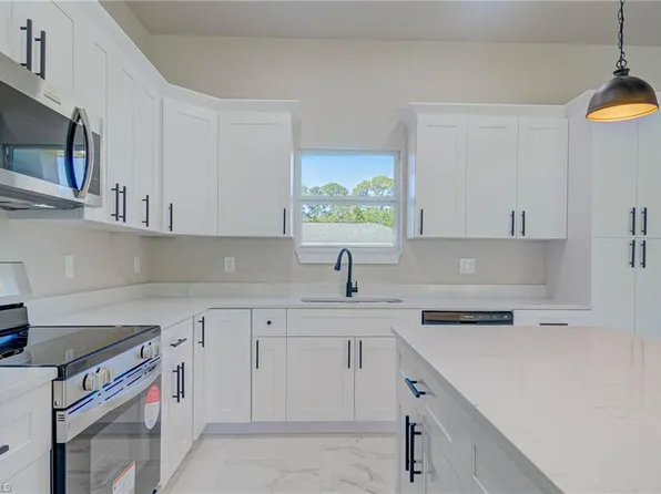 2023 Robert AVE, ALVA, FL 33920