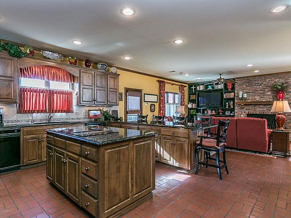 2nd image of 7220 Versailles Dr