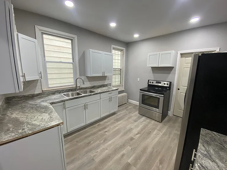 467 Hudson Ave — Photo 9
