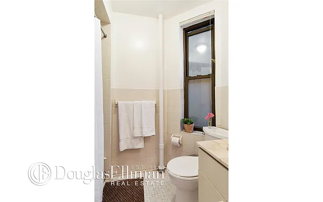 Sold by Douglas Elliman | media 15