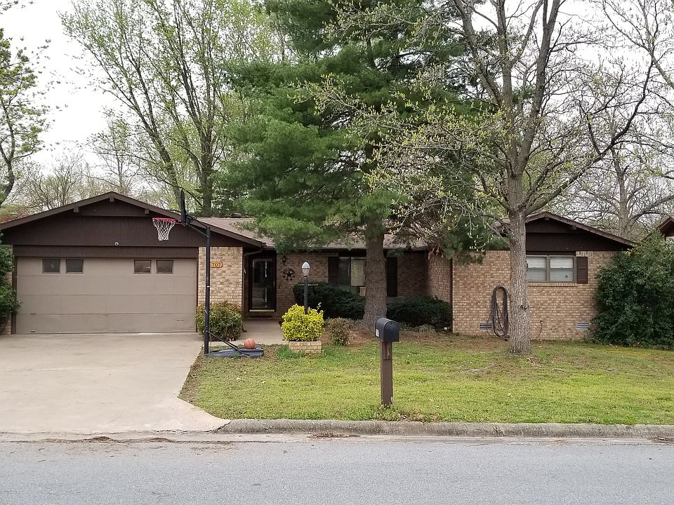 1st image of 707 N Woodland Dr