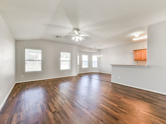 5th image of 3863 Silverhawk Dr N