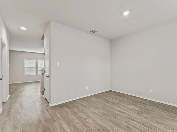 2nd image of 7115 Mesa Clfs