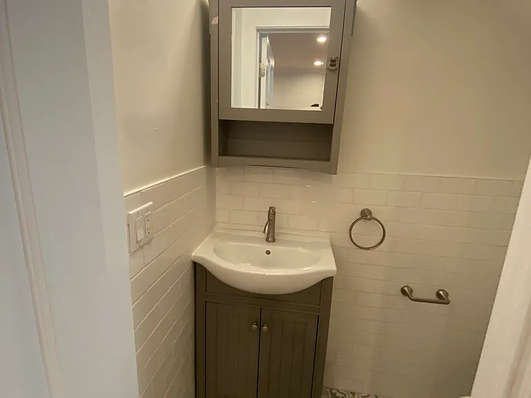 34-27 Crescent St #2 — Photo 22